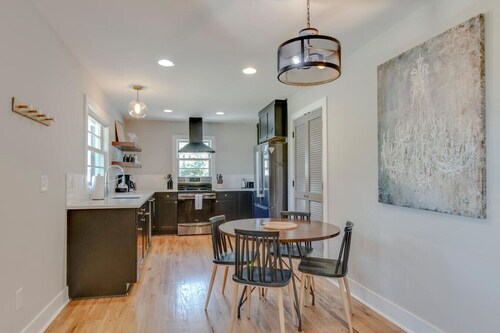 Ultra Country Retreat - Historic Franklin Bungalow