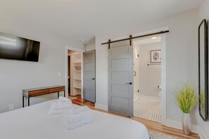 3 bedrooms, desk, iron/ironing board, WiFi