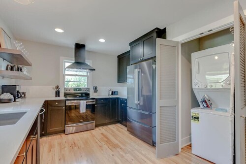 Ultra Country Retreat - Historic Franklin Bungalow