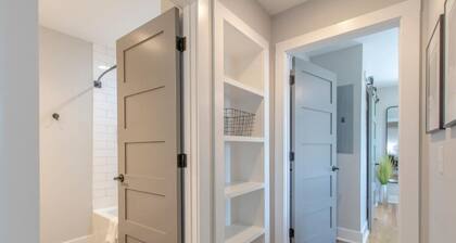 Ultra Country Retreat - Historic Franklin Bungalow