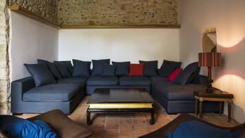 Cheminée, baby-foot, table de tennis de table