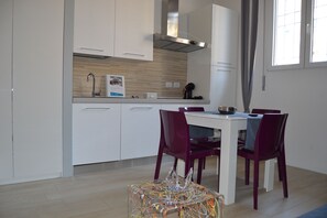 Frigorifero, microonde, piano cottura, macchina per tè/caffè