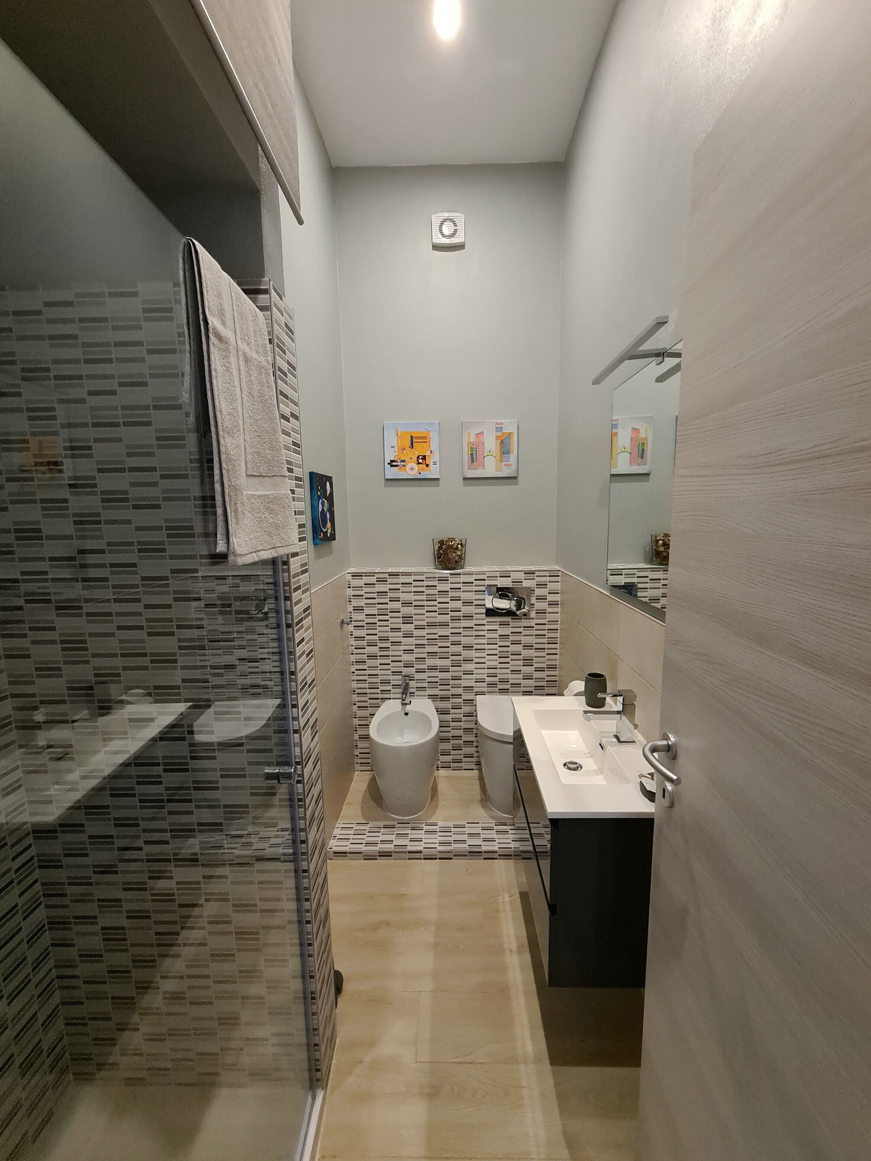 Douche, sèche-cheveux, bidet, serviettes fournies