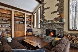 Smart TV, fireplace, video games, DVD player - Bright, Family-Friendly Lake View House Close to Okemo, Killington, Pico, Lakes (Plymouth)