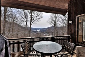 Outdoor dining - Bright, Family-Friendly Lake View House Close to Okemo, Killington, Pico, Lakes (Plymouth)