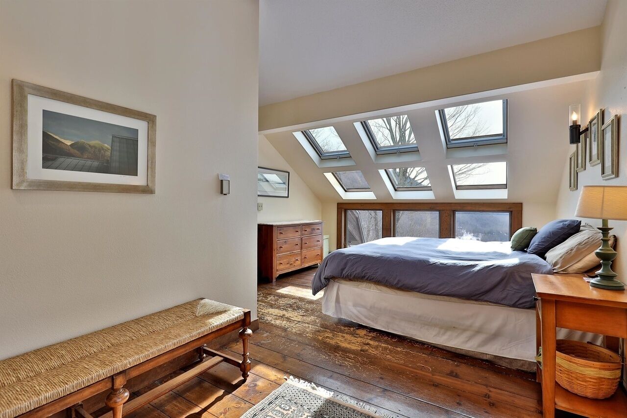 4 bedrooms, desk, travel crib, WiFi (free)