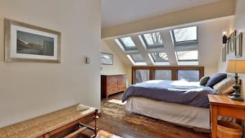 4 bedrooms, desk, travel crib, WiFi (free)