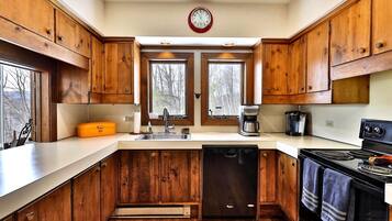 Coffee/tea maker, fridge, microwave, oven