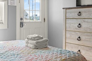 3 bedrooms, iron/ironing board, WiFi, bed sheets