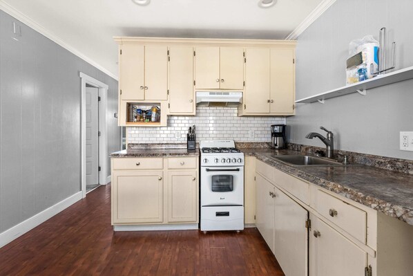 Fridge, microwave, oven, stovetop - Midtown Beach Escape - Ocean Block | Parking | 3E (Ocean City)