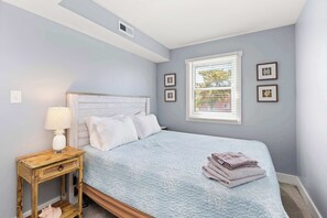 3 bedrooms, iron/ironing board, WiFi, bed sheets - Midtown Beach Escape - Ocean Block | Parking | 2W (Ocean City)