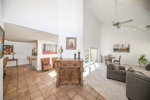 Smart TV, fireplace - Right At Home- Midland Patio Home with Hot Tub and multiple outdoor spaces (Midland)