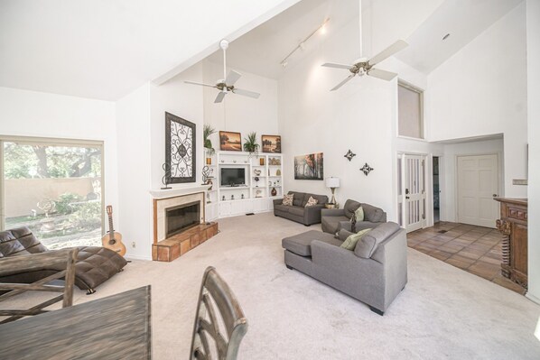 Smart TV, fireplace