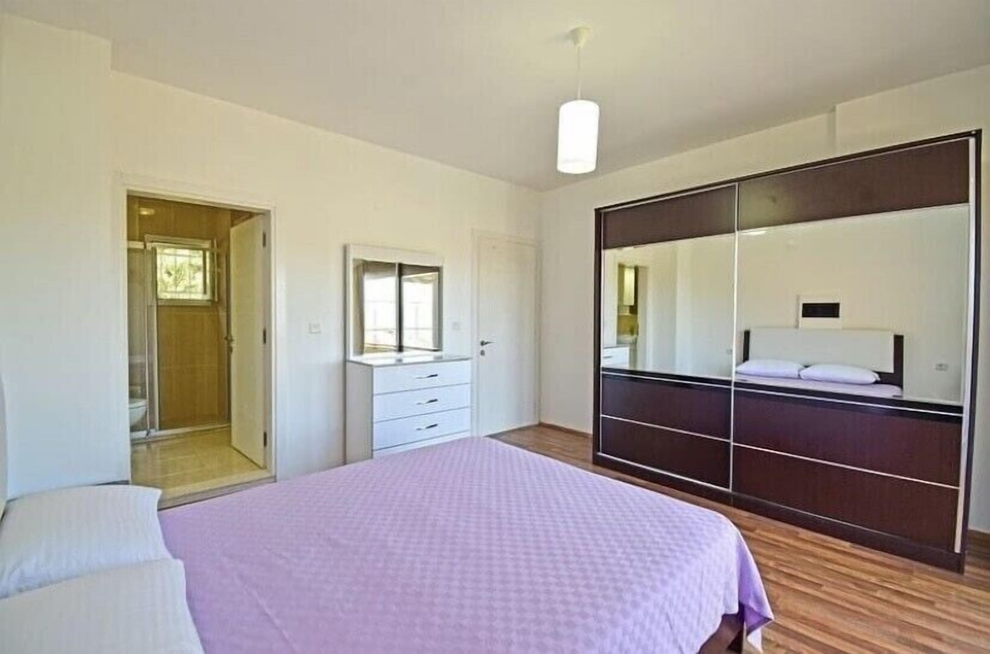 6 bedrooms, iron/ironing board, WiFi, bed sheets
