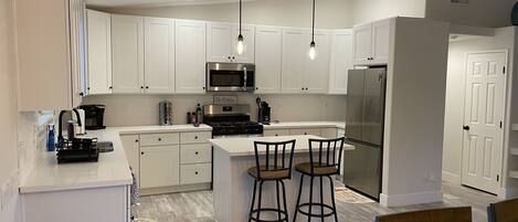 Refrigerador, microondas, horno y parrilla de estufa