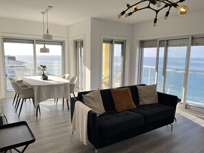 Living area - A-MO Sesimbra by Trip2Portugal (Sesimbra)