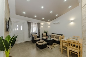 Exclusive-Apartment | Wohnbereich | 80-cm-Fernseher mit Kabelempfang, Kamin