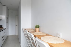 Refrigerador con freezer, microondas, horno, placa de cocina