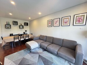 Apartment | Wohnbereich | 40-Zoll-Flachbildfernseher mit Kabelempfang, Fernseher