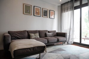 Apartment | Living area | 40-inch flat-screen TV with cable channels, TV - A-MO Porto by Trip2Portugal (Porto)