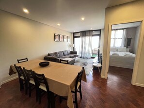 Apartment | Wohnbereich | 40-Zoll-Flachbildfernseher mit Kabelempfang, Fernseher