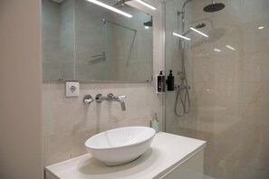 Apartment | Bathroom | Shower, hair dryer, bidet, towels - A-MO Porto by Trip2Portugal (Porto)