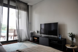 Apartment | Ruang tamu | 40 inci televisyen skrin rata dengan kabel, TV 