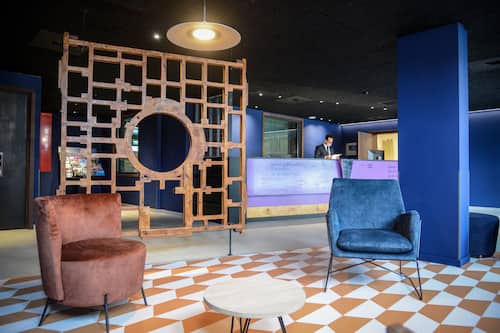 Coin salon dans le hall