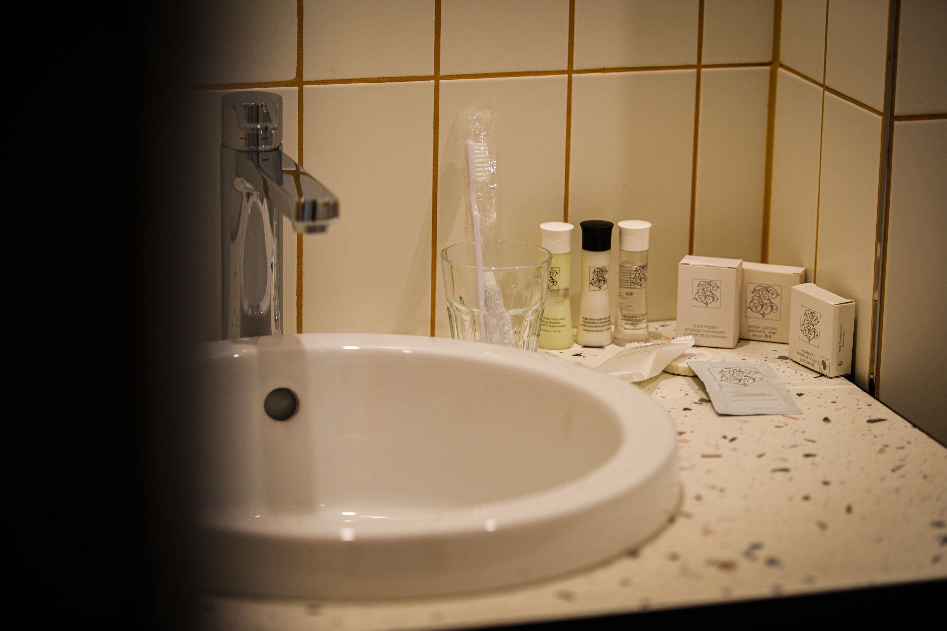 Ein Waschbecken mit Toilettenartikeln.