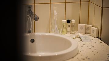 Ein Waschbecken mit Toilettenartikeln.