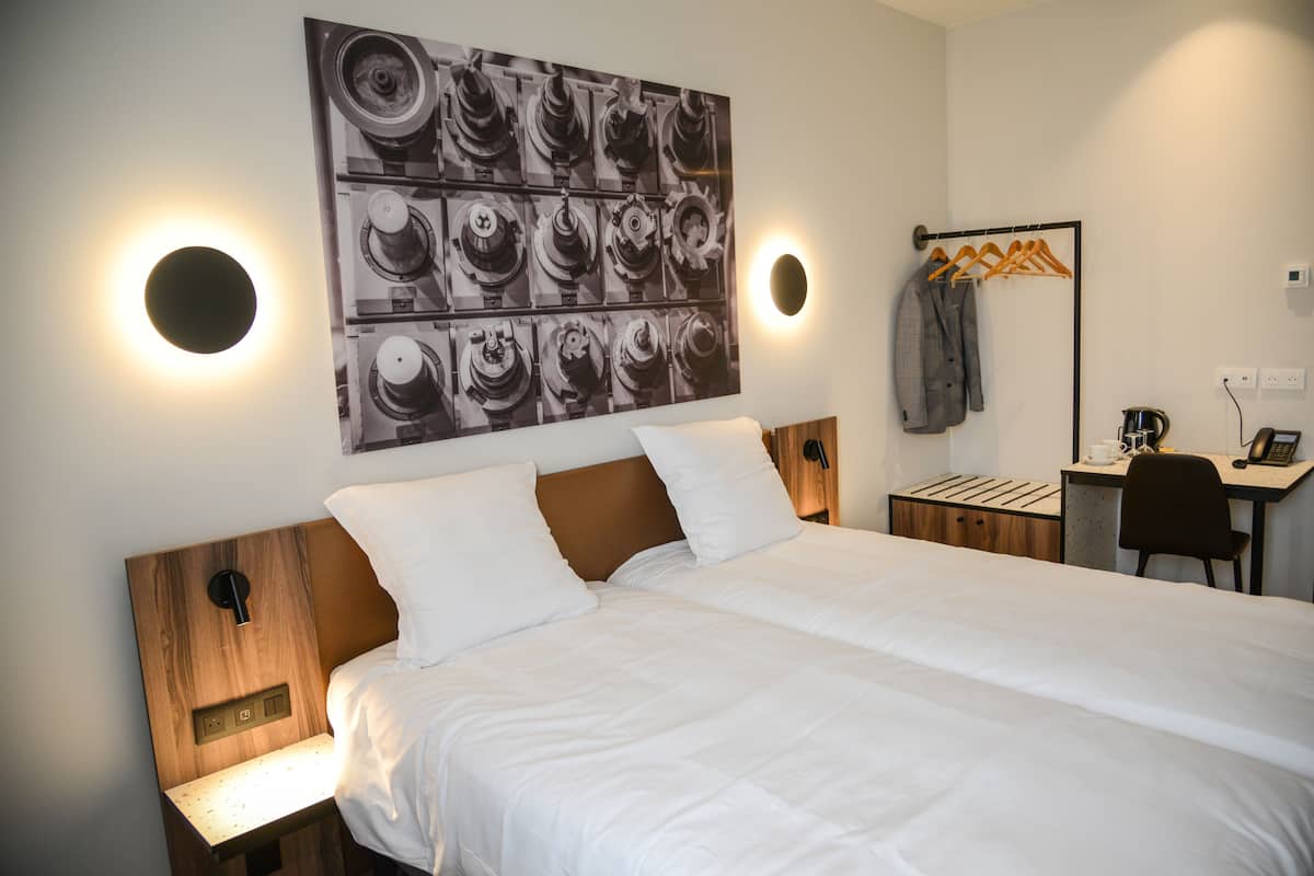 Comfort Double Room, 2 Katil Bujang (Single), City View | Cadar kapas Mesir, peralatan tempat tidur premium, gebar bulu kapas