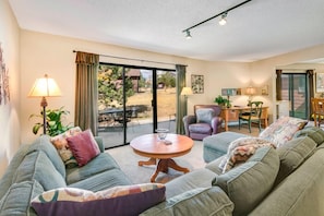 A living room with a sofa set, a round coffee table, and a dining area with a table and chairs. - Charming Mountain Getaway, 5 minutes to Downtown Estes Park (Estes Park)