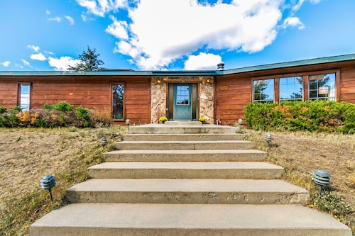 Charming Mountain Getaway, 5 minutes to Downtown Estes Park