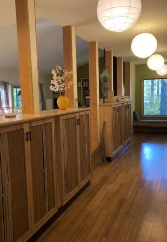 quiet sanctuary in woods, home w gourmet kitchen 1minute from ocean