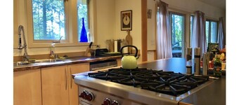 quiet sanctuary in woods, home w gourmet kitchen 1minute from ocean