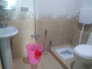 Shower, free toiletries, slippers, towels - Kashmir Inn Guest House (Swat)