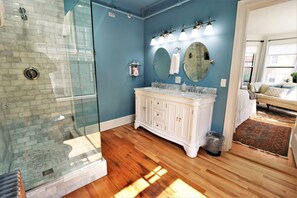 Shower, hair dryer, towels, soap - Skolfield Inn | Parking | Self-check-in | Garden 2 (Portland)