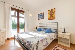 3 bedrooms, travel cot, free WiFi, bed sheets - Villa Babajola – Pool & Garden, 500m walk to Beach (Sardegna)