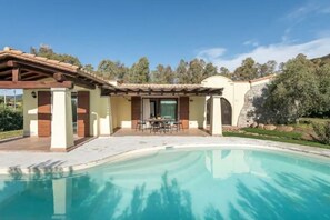 Outdoor pool - Villa Babajola – Pool & Garden, 500m walk to Beach (Sardegna)