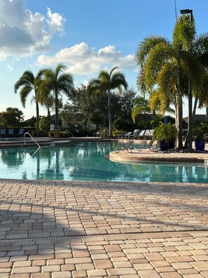 Alberca al aire libre y alberca climatizada
