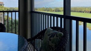 Una habitación con un tragaluz grande, una hamaca y vistas a un paisaje verde.