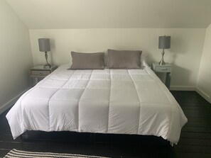 2 soverom, skrivebord, strykejern/-brett og wi-fi (inkludert)