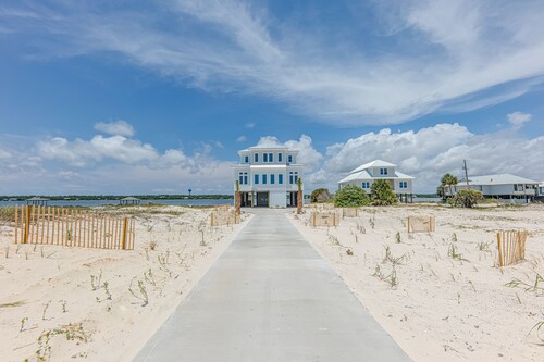 New Coastal Modern Home, 9BR/8.5 BA, Pool, Steps From the Beach, Sleeps 28