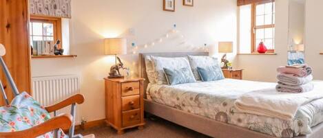 2 عدّة غرف نوم ومكتب ومكواة/لوح كي وسرير سفر