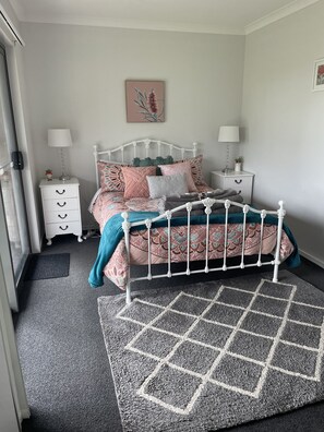 1 dormitorio, tabla de planchar con plancha, cuna de viaje y wifi