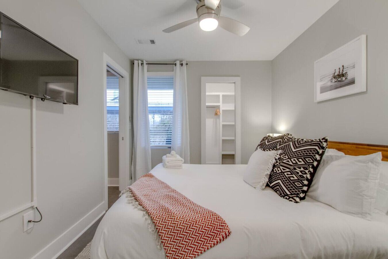 3 chambres, bureau, fer et planche à repasser, lit parapluie