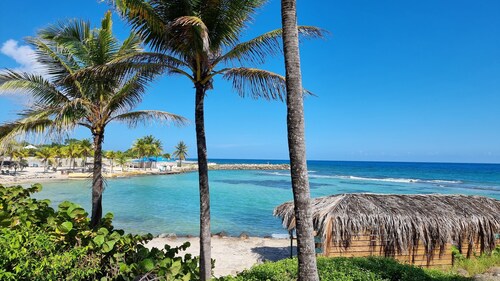 Quiet studio with direct beach access
