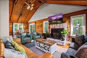 Smart-TV, Kamin, Videospiele, Tischfußball