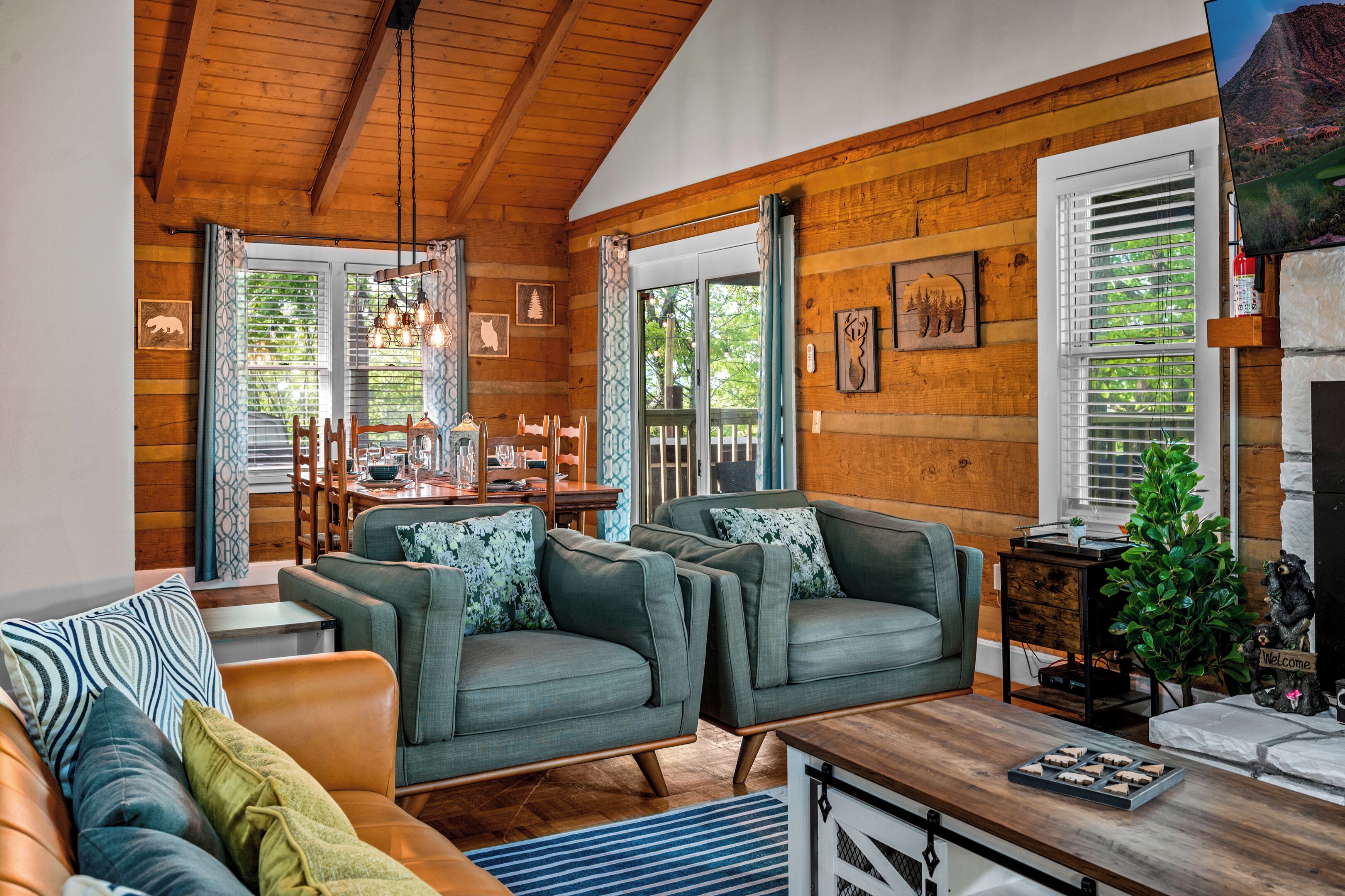 TV connectée, cheminée, jeux vidéo, baby-foot