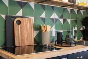 Kühlschrank, Mikrowelle, Ofen, Herdplatte